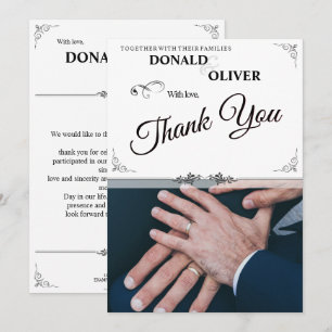 Carte Mains d'un couple gay de mariage avec des anneaux