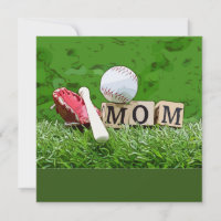 Maman de baseball avec balle sur le vert pour la f