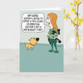 Carte Maman drôle emmenant du vin dans son fort de draps (Fleur jaune)