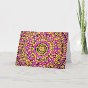 Carte Mandala dessinée à la main de couleur jaune violet