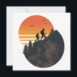Carte Marcher la montagne Randonnée<br><div class="desc">Accessoires de randonnée Randonnée Mountain pour les amateurs de Randonnée. Représenté par Montagnes et Alpinistes sous le soleil derrière. Parfait pour vos amoureux pour se express leur amour et leur enthousiasme dans les montagnes Randonnées.</div>