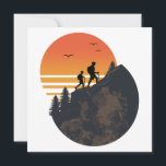 Carte Marcher la montagne Randonnée<br><div class="desc">Accessoires de randonnée Randonnée Mountain pour les amateurs de Randonnée. Représenté par Montagnes et Alpinistes sous le soleil derrière. Parfait pour vos amoureux pour se express leur amour et leur enthousiasme dans les montagnes Randonnées.</div>