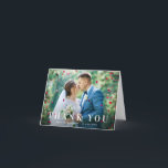 Carte mariage tendance, merci audacieuse<br><div class="desc">Un design simple et tendance de texte blanc avec un look texte en gras et une belle image des jeunes mariés,  l'image et le texte peuvent être personnalisés.</div>