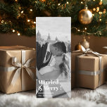 Carte "Marié et Joyeux marié et marié photo de Noël<br><div class="desc">"Célébrez votre premier Noël en couple marié avec cette élégante carte de vacances "Marié & Joyeux". Doté d'une mise en page en photo complète et d'une typographie moderne audacieuse, ce design minimaliste est parfait pour présenter votre photo mariage ou fiançailles préférée. Une façon intemporelle d'envoyer des salutations festives et d'aimer...</div>
