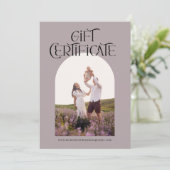 Carte Mauve Typographie Photographie Certificat cadeau (Debout devant)