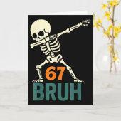 Carte Mème d'Halloween Bruh Numéros Six Sept Squelette A (Fleur jaune)