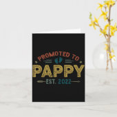 Carte Mens Promoted To Pappy Est 2022 Funny New Pappy  (Fleur jaune)