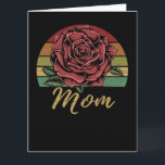 Carte Mère rose rouge du coucher de soleil<br><div class="desc">Envoyez cette carte de voeux de style vintage affolée avec votre propre message personnalisé à l'avant et à l'arrière. Il présente une rose rouge classique devant un arrière - plan de couché de soleil rétro et le mot "Maman" en or.</div>