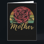 Carte Mère rose rouge du coucher de soleil rétro<br><div class="desc">Envoyez cette carte de voeux de style vintage affolée avec votre propre message personnalisé à l'avant et à l'arrière. Comprend une rose rouge classique devant un arrière - plan de couché de soleil rétro et le mot "Mère" en or.</div>