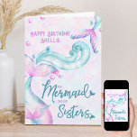 Carte Mermaid to Be Sisters Soeur personnalisée Annivers<br><div class="desc">Carte d'anniversaire de sirène personnalisée pour votre soeur ou une amie spéciale, avec l'inscription "Joyeux anniversaire [nom] .. Nous devons être soeurs". Aquarelle avec queues de sirènes et vagues océaniques imaginaires, écailles de sirène et typographie à thème de sirène. Carte d'anniversaire amusante que vous pouvez customiser avec un nom sur...</div>