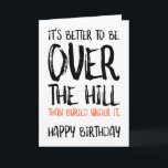 Carte Mieux vaut être sur la colline, Anniversaire drôle<br><div class="desc">Mieux vaut être au-dessus de la colline que d'y être enterré. Joyeux anniversaire</div>