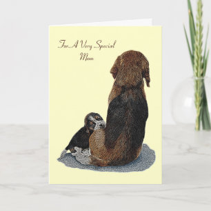 Carte mignon chiot beagle chien de maman en câlins avec