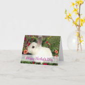 Carte mignonne heureuse de lapin du jour de mère (Fleur jaune)