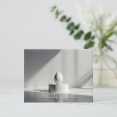 Carte Minimalist Easter Egg on Modern Pedestal (Debout devant)