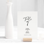 Carte moderne classique simple Mariage Numéro de t<br><div class="desc">Cette carte de numéro de table simple mariage moderne est parfaite pour votre mariage moderne et élégant. Ce design comprend une calligraphie simple en noir sur un arrière - plan blanc clair neutre pour correspondre à votre mariage traditionnel classique ou à votre mariage boho minimaliste au printemps, en été, en...</div>