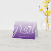 Carte Moderne Script Purple Graduation Félicitations (Fleur jaune)