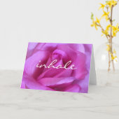 Carte Moderne violet rose Fleur Inhale Calligraphie (Fleur jaune)