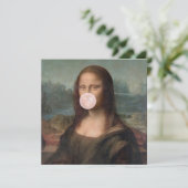 Carte Mona Lisa soufflant un bubble gum rose (Debout devant)