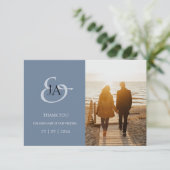 Carte Monogramme bleu Dusty moderne Mariage photo Merci (Debout devant)
