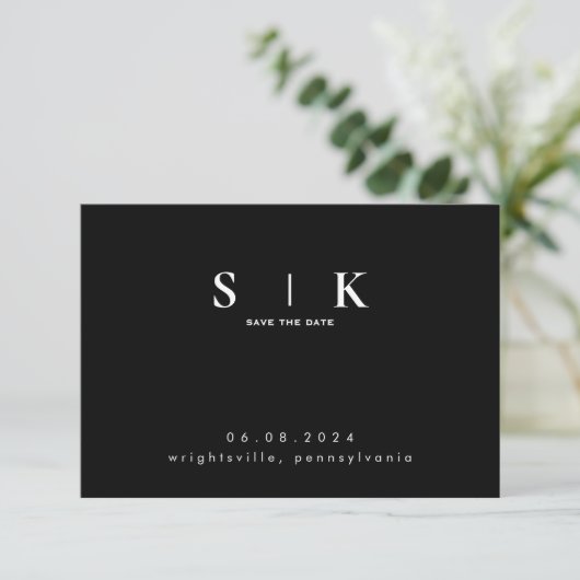 Carte Monogramme élégant Mariage noir QR Code Enregistre (Debout devant)