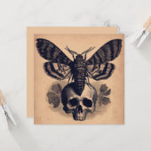 Carte Moth on Skull Antique Goth Horror Illustration (Devant/Arrière en situation)