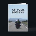 Carte Motorcycle Biker Funny Road Anniversaire<br><div class="desc">Drôle Motorcycle carte d'anniversaire avec une photo de couple de motards sur la route ouverte. Les mots sur le devant disent,  "A ton anniversaire" et l'intérieur dit,  "Trouve ton endroit heureux !"</div>