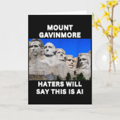 Carte Mount Gavinmore Funny Gavin Newsom Trolling Trump (Fleur jaune)