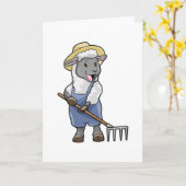 Carte Mouton en fermier avec râteau & chapeau (Fleur jaune)