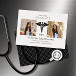 Carte MSN Deux Photo Insigne noir blanc<br><div class="desc">Ces annonces professionnelles de 5" x 7" Master of Science in Nursing comportent un insigne médical blanc (Caduceus Rod-of Asclepius) au centre avec des espaces réservés pour deux de vos photos préférées sur un arrière - plan blanc avec lettrage noir.</div>