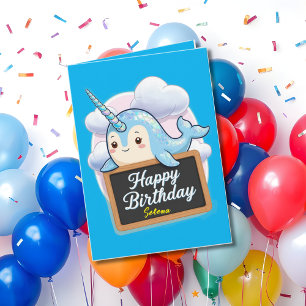 Carte Narwhal tenant joyeux tableau de bord d'anniversai