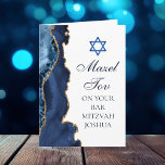 Carte Navy Blue Gold Mazel Tov Custom Bar Mitzvah<br><div class="desc">L'élégante agate bleu marine et or orne le côté de cette carte de félicitations du parti Bar Mitzvah moderne. Mazel Tov ! Customisez-le sous l'Etoile de David. Carte de voeux personnalisée parfaite pour une famille juive chic et élégante célébrant un garçon appelé à la Torah.</div>