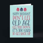 Carte Ne laissez pas la vieillesse vous faire tomber drô<br><div class="desc">Cartes d'anniversaire amusantes,  humoristiques et parfois sarcastiques pour votre famille et vos amis. Obtenez cette carte de plaisir pour votre personne spéciale. Visitez notre magasin pour plus de cartes d'anniversaire cool.</div>