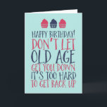 Carte Ne laissez pas la vieillesse vous faire tomber drô<br><div class="desc">Cartes d'anniversaire amusantes,  humoristiques et parfois sarcastiques pour votre famille et vos amis. Obtenez cette carte de plaisir pour votre personne spéciale. Visitez notre magasin pour plus de cartes d'anniversaire cool.</div>
