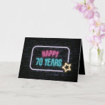 Carte Neon 70th Birthday Sign On Brick Card<br><div class="desc">Panneau de néon brillant avec une étoile sur brique foncée pour 70ème anniversaire.</div>