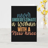 Carte Never Underestimate A Woman With A New Knee Replac (Fleur jaune)