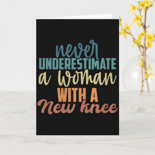 Carte Never Underestimate A Woman With A New Knee Replac (Fleur jaune)