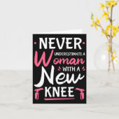 Carte Never Underestimate A Women New Knee Replacement S (Fleur jaune)