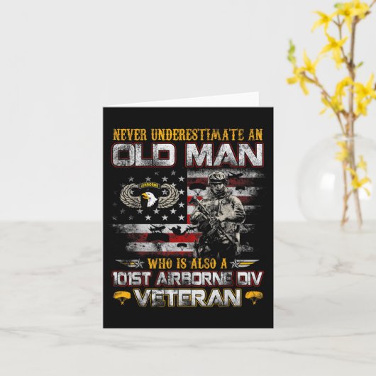 Carte Never Underestimate An Old Man 101st Airborne Vete (Fleur jaune)