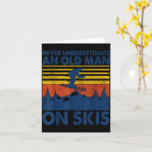 Carte Never Underestimate An Old Man On Skis Funny Winte (Fleur jaune)