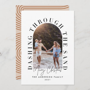 Carte Noël géo moderne en dashant à travers le sable