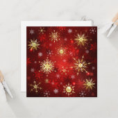 Carte Noël Golden Snowflakes sur Arrière - plan rouge (Devant/Arrière en situation)