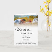 Carte Nous le faisons - Couple s'embrassant dans une pra (Fleur jaune)