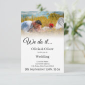 Carte Nous le faisons - Embrasser un couple sur un pré (Debout devant)