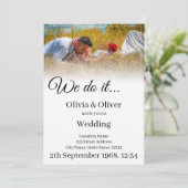 Carte Nous le faisons - Embrasser un couple sur un pré (Debout devant)