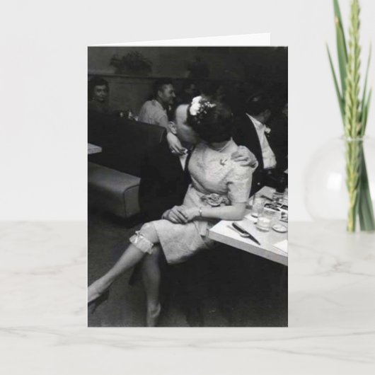 Carte nouveaux mariés embrassant à un resturaunt (Devant)