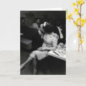 Carte nouveaux mariés embrassant à un resturaunt (Fleur jaune)