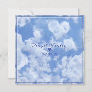 Carte Nuage en forme de cœur mignon dans un ciel bleu jo