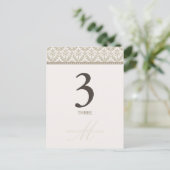 Carte Numéro de table Champagne Damask Monogramme (Debout devant)