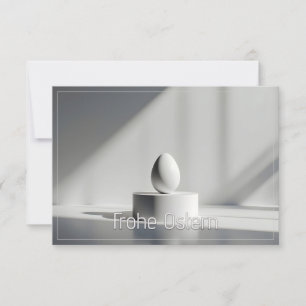 Carte Œuf de Pâques minimaliste sur un piédestal moderne