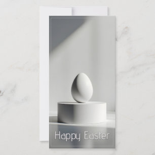 Carte Œuf de Pâques minimaliste sur un piédestal moderne